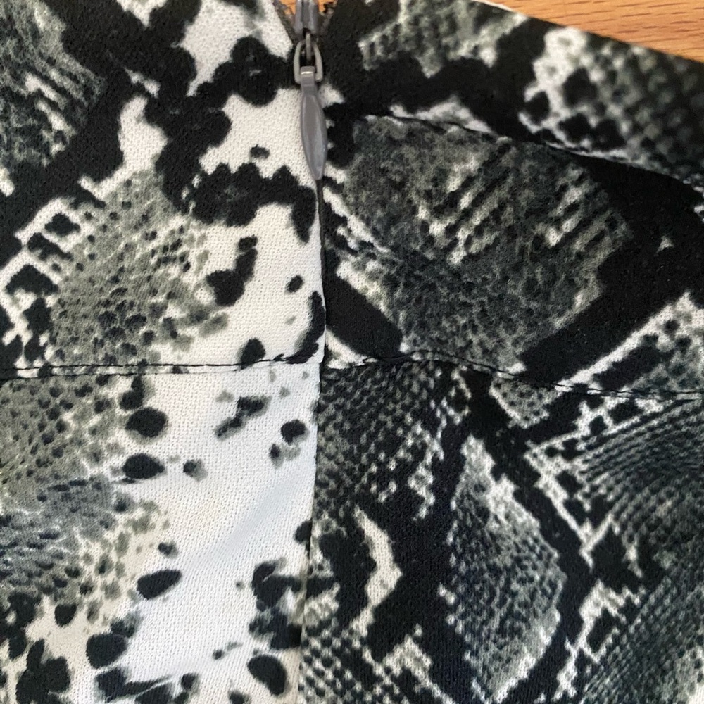 Shein Wrap Skirt Women’s 2XL Snakeskin Print Short Mini Button/Zip Closure NWOT - Picture 6 of 9